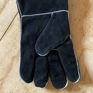Grill gloves  heat proof size large  for bar b ques or hot grills  new with tags